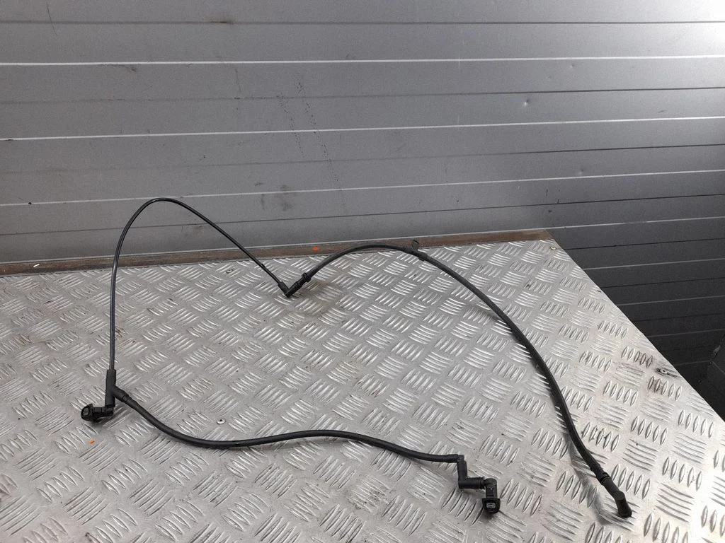Windshield washer fluid hose – front