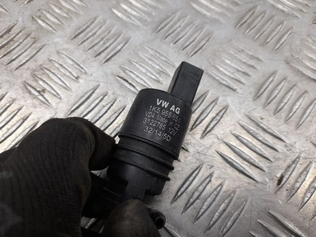 Klaasipesuvedeliku pump (klaaside) – Audi A3 S3 8V (2013-2019)