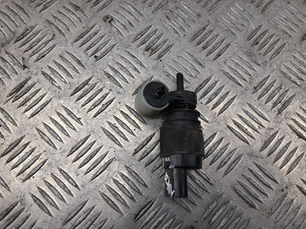 Windscreen/windshield washer pump – Porsche Macan (95B) (2014-2018)