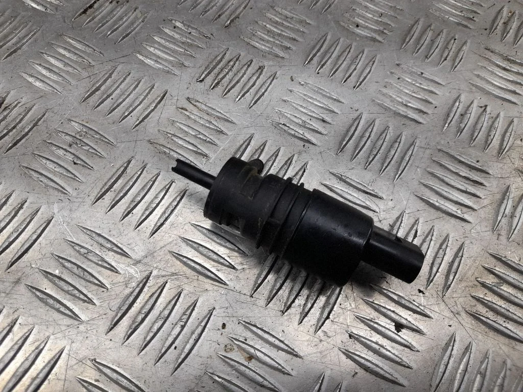 Klaasipesuvedeliku pump (klaaside) – Audi A3 S3 8V (2013-2019)