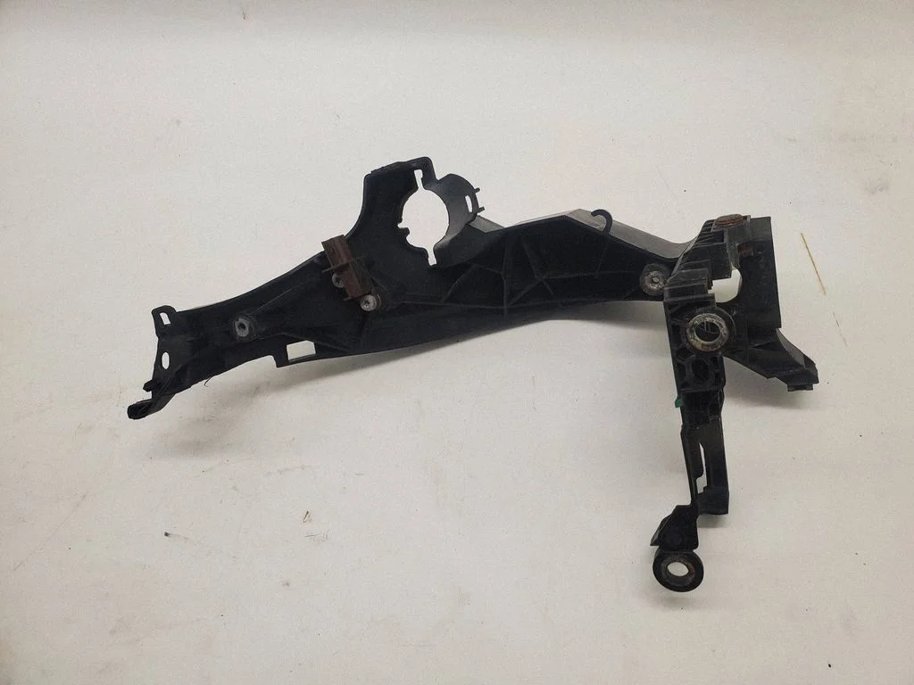 Esitule kinnitusklamber – Audi A4 Allroad B8 (2008-2016)