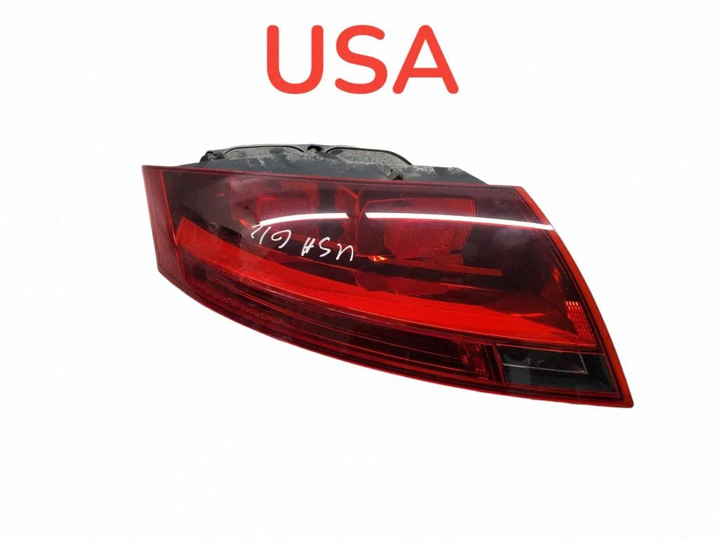 Lampa tylna w błotniku 8J0945095E