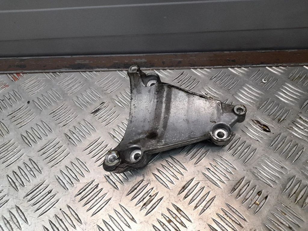Kliimakompressori kinnitusklamber 06E260835