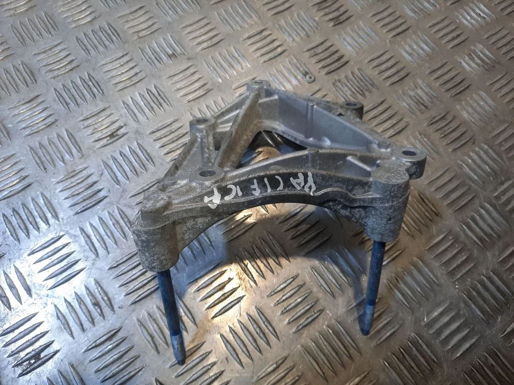 Wspornik sprężarki klimatyzacji 05281379AA