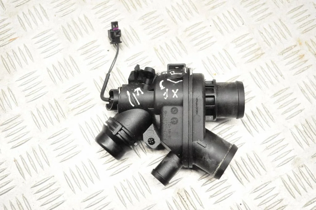 Termostat / obudowa termostatu – Jaguar XF X250 (2007-2015)