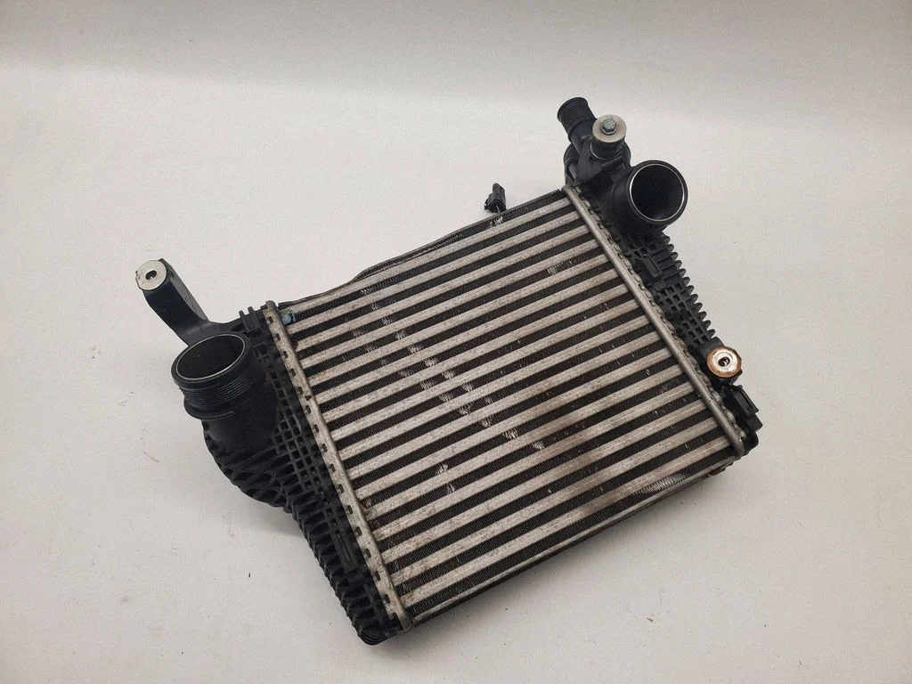 Starpdzesētāja (interkūlera) radiators 95B145803H