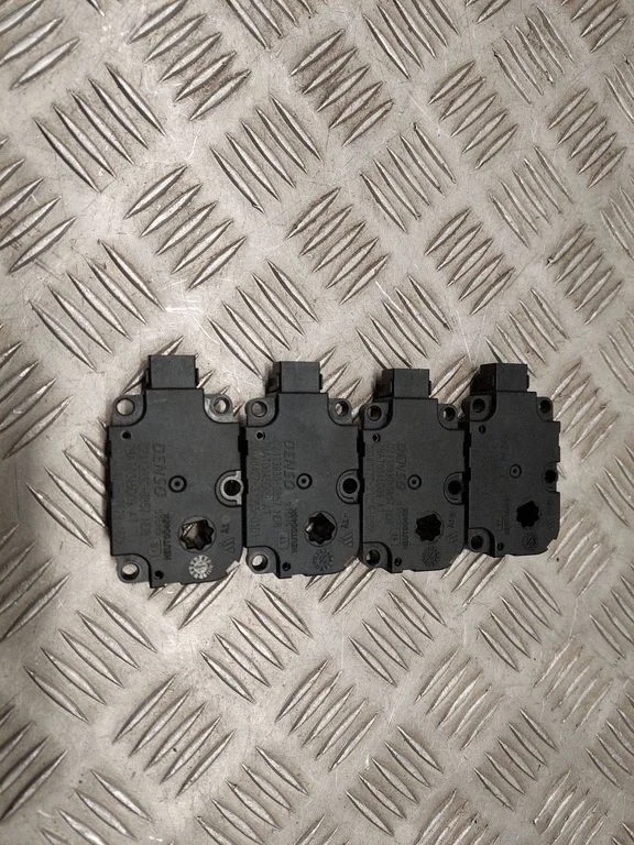 Ieplūdes kolektora vārsta motoriņš HE0T0026K