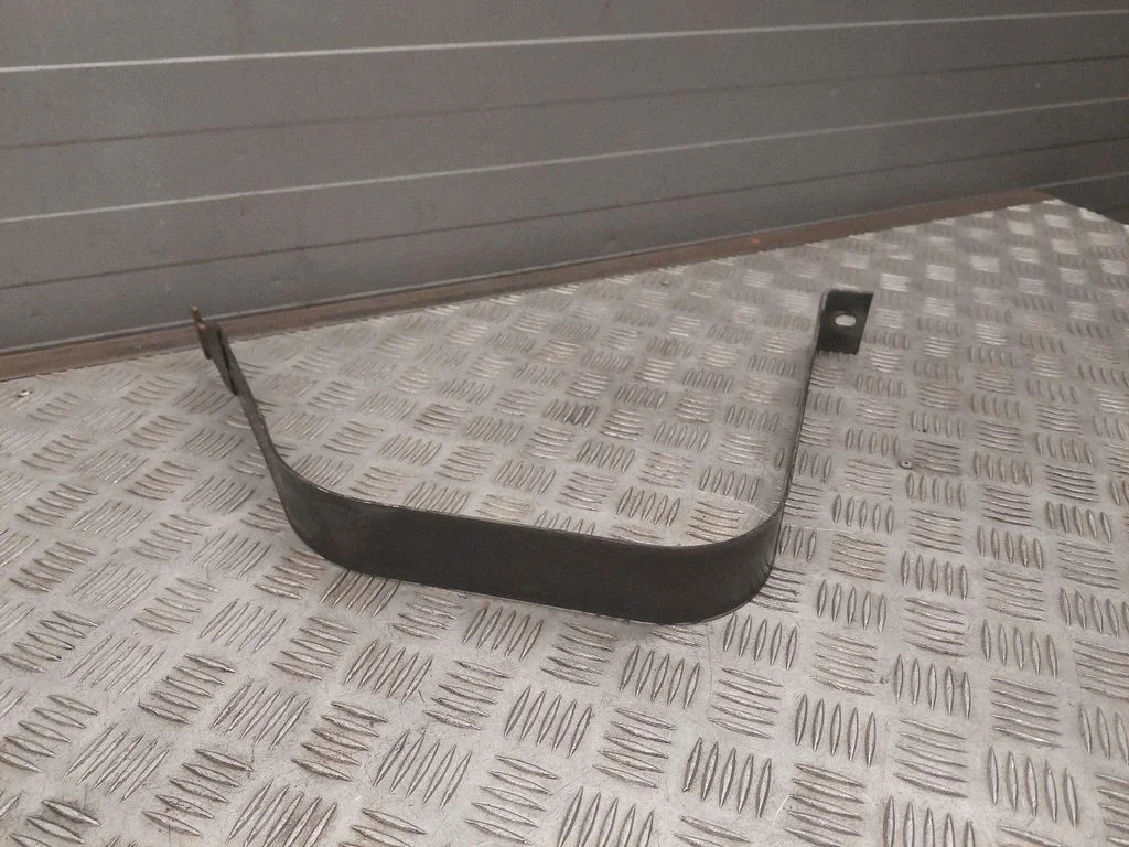 Kütusepaagi kinnitusklamber (-klambrid)