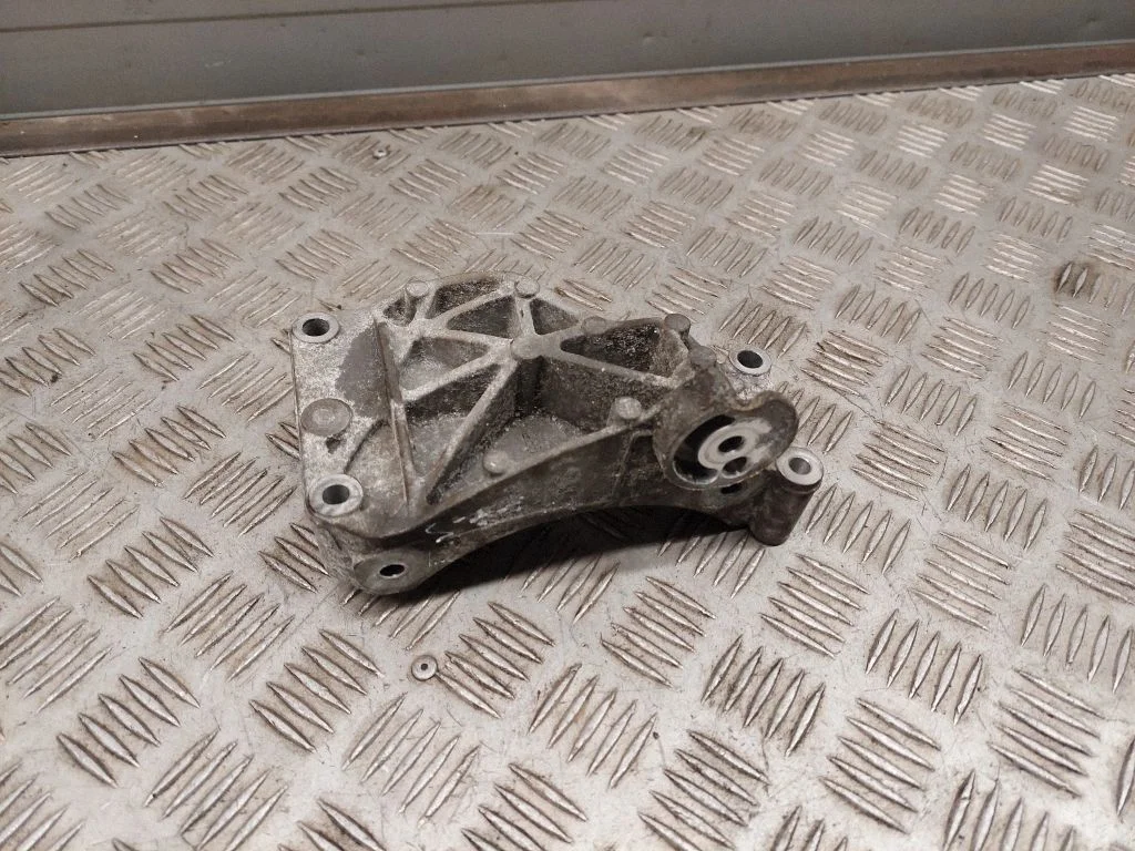 Wspornik alternatora 06E903143G