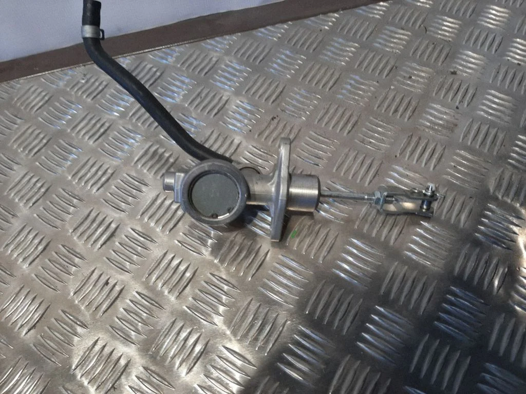 Clutch slave cylinder
