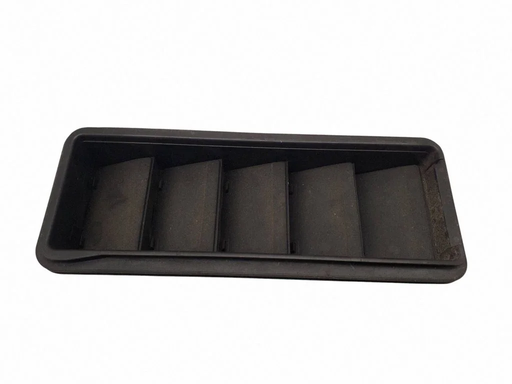 Quarter panel pressure vent GX63280B62A