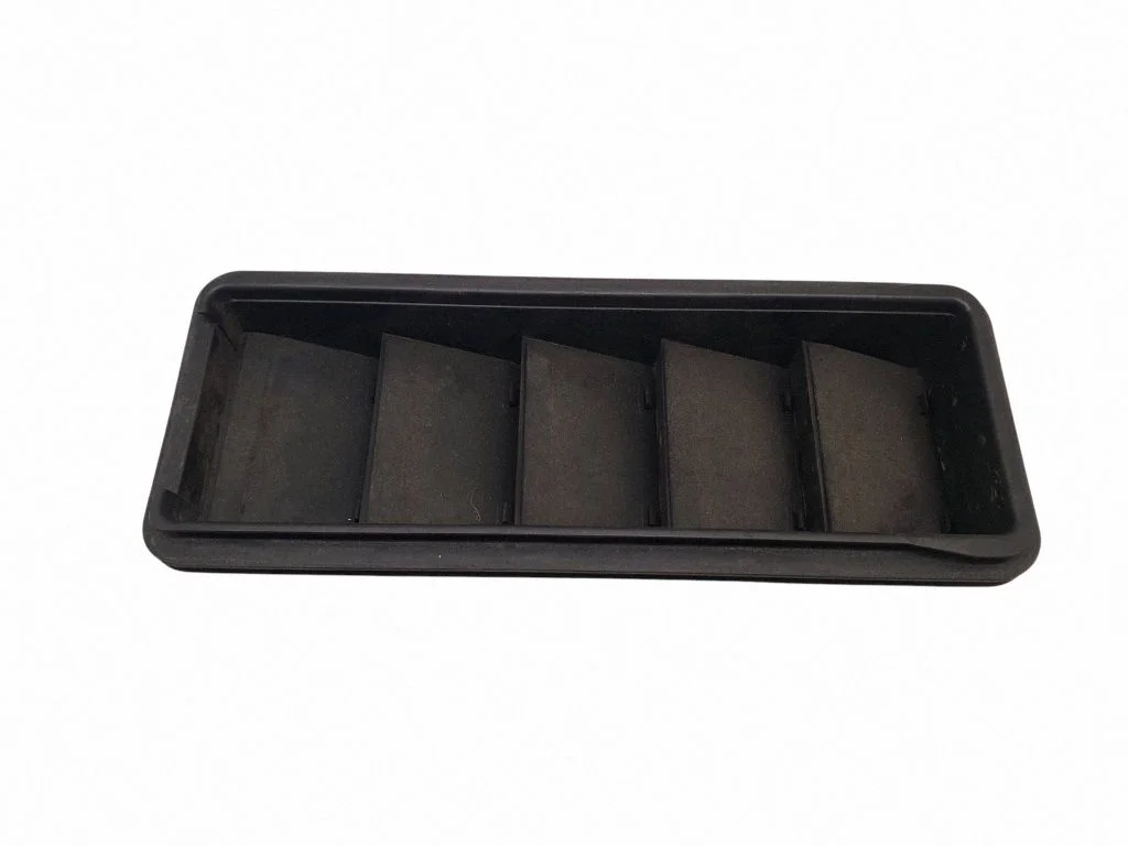 Quarter panel pressure vent GX63280B62A