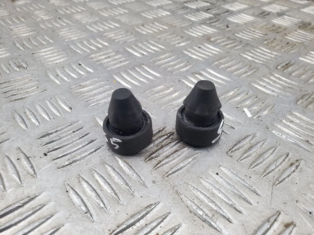 Aizmugurējā vāka balsts 8W0129669