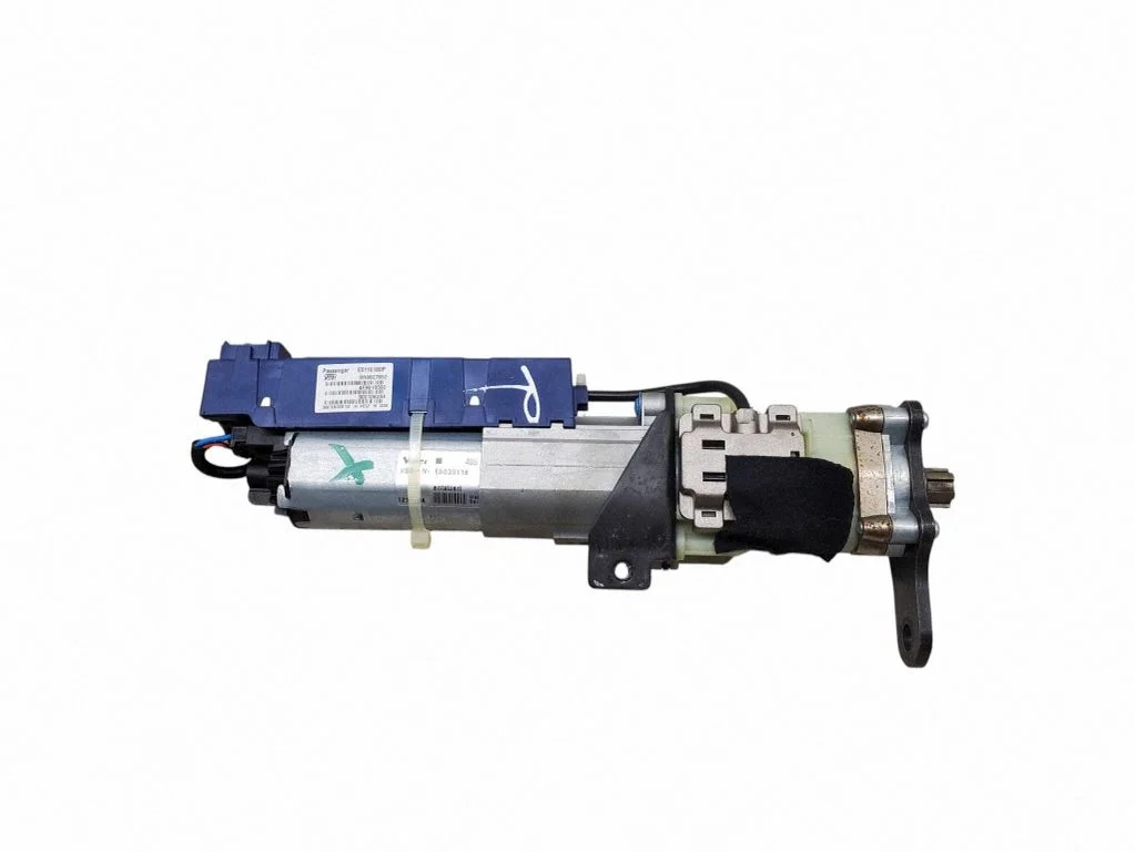Aizmugurējā vāka piesaistes motors 8R0827852