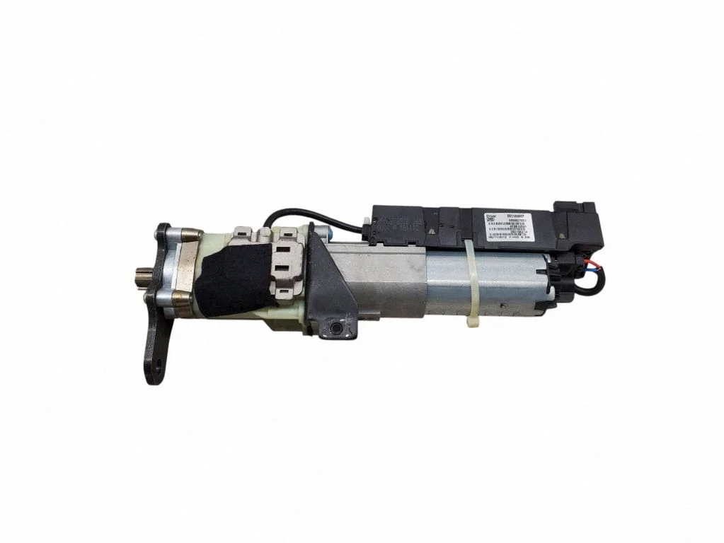 Aizmugurējā vāka piesaistes motors 8R0827851