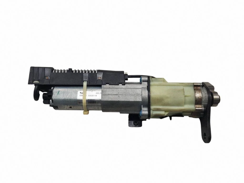 Aizmugurējā vāka piesaistes motors 8R0827851