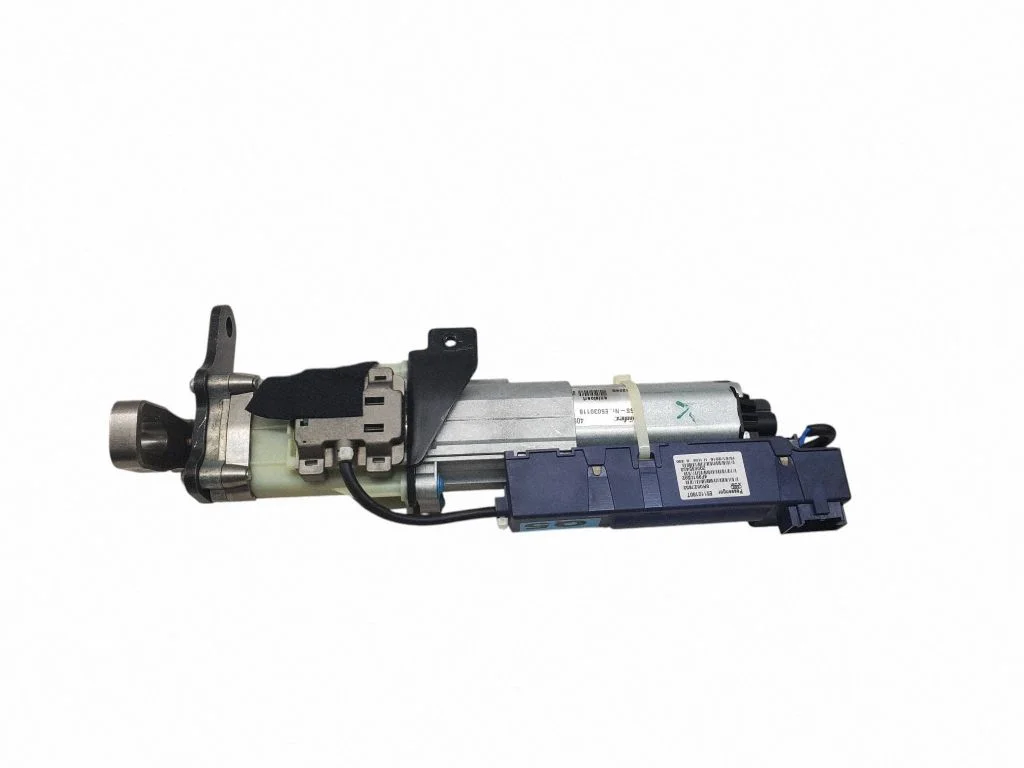 Aizmugurējā vāka piesaistes motors 8R0827852