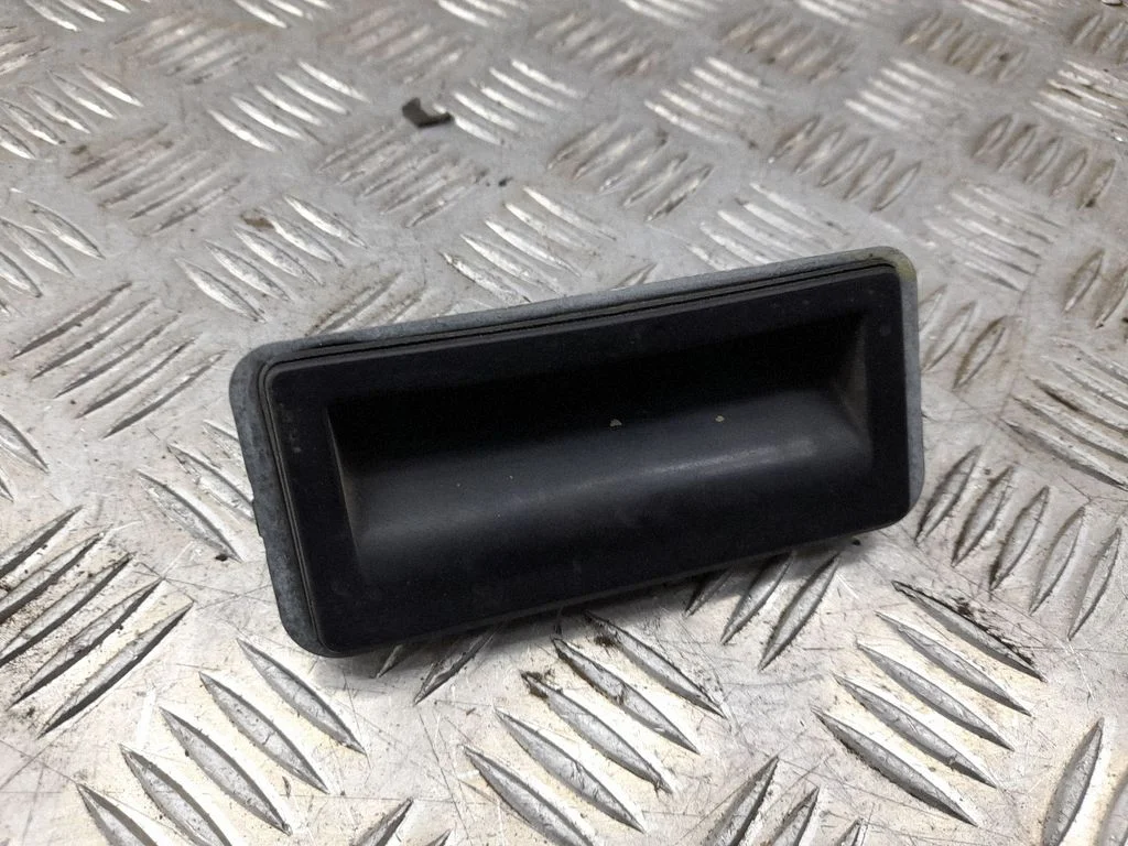 Aizmugurējā vāka atvēršanas rokturītis (ārējais) 4G5827229