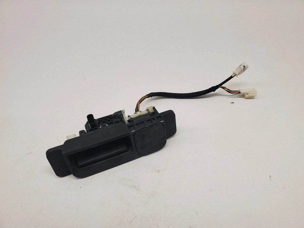 Aizmugurējā vāka atvēršanas rokturītis (ar kameru) A2227500893
