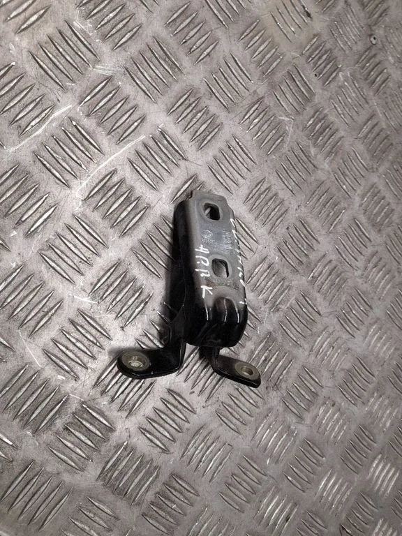 Priekšējā augšējā eņģe A046057