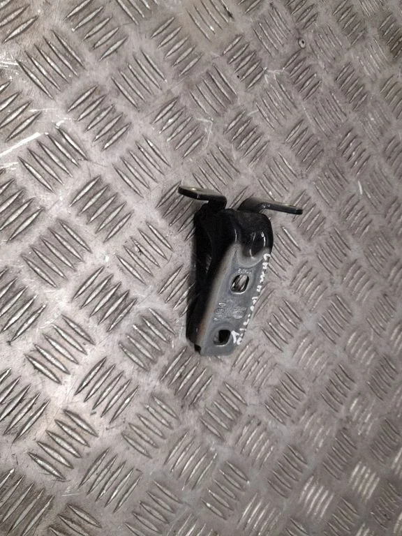 Priekšējā augšējā eņģe A046057