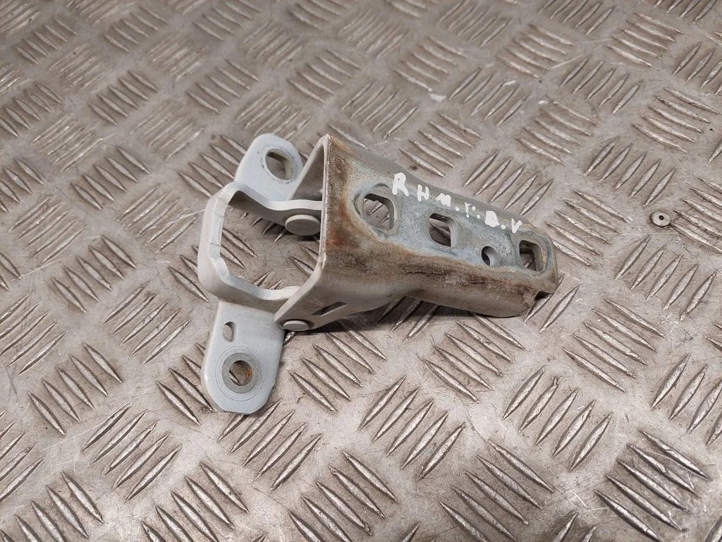 Priekšējā augšējā eņģe – priekšējā labā