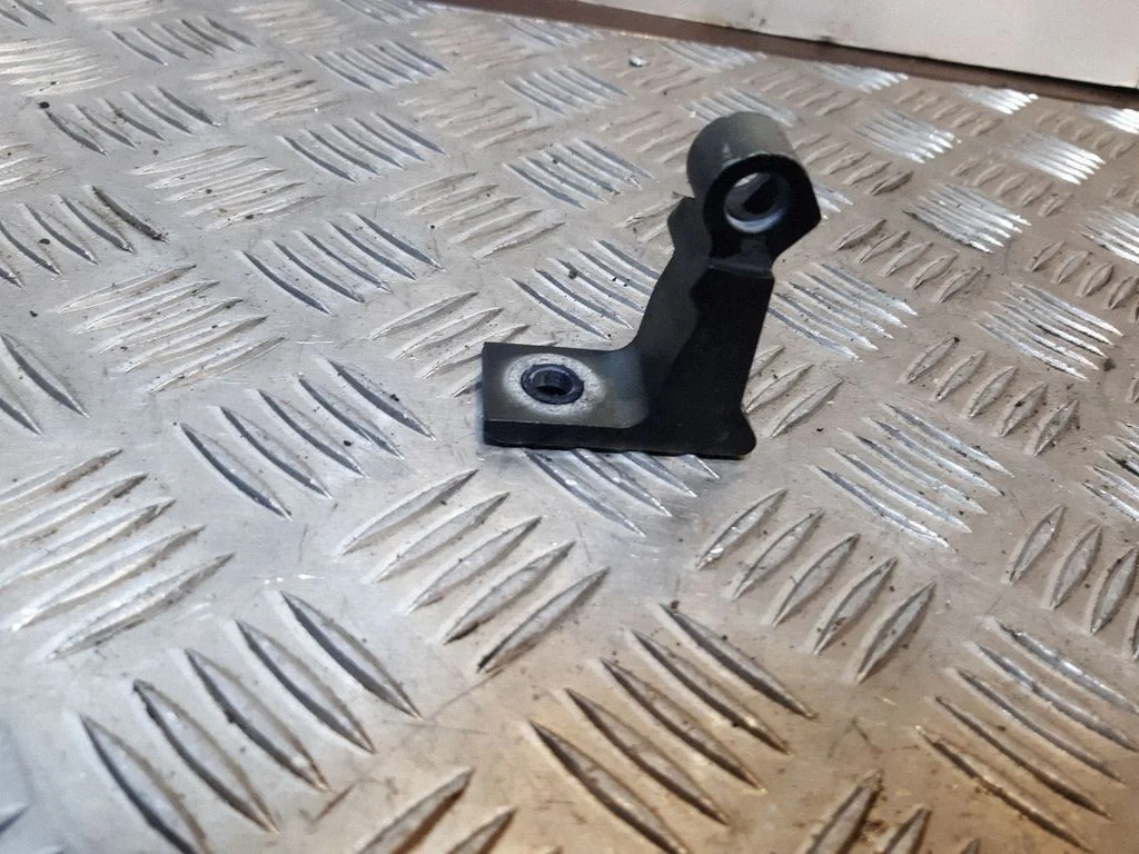 Priekšējā augšējā eņģe 8K0831401E
