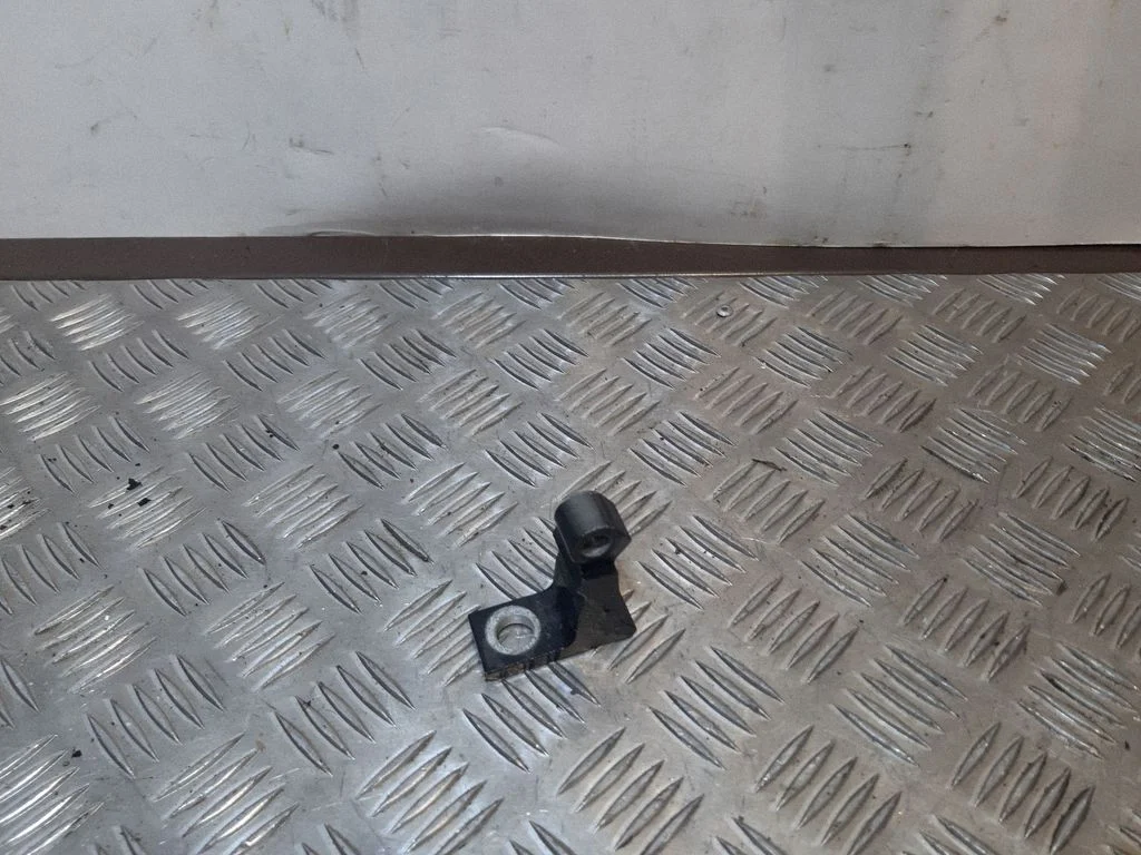 Priekšējā augšējā eņģe 8K0831401E