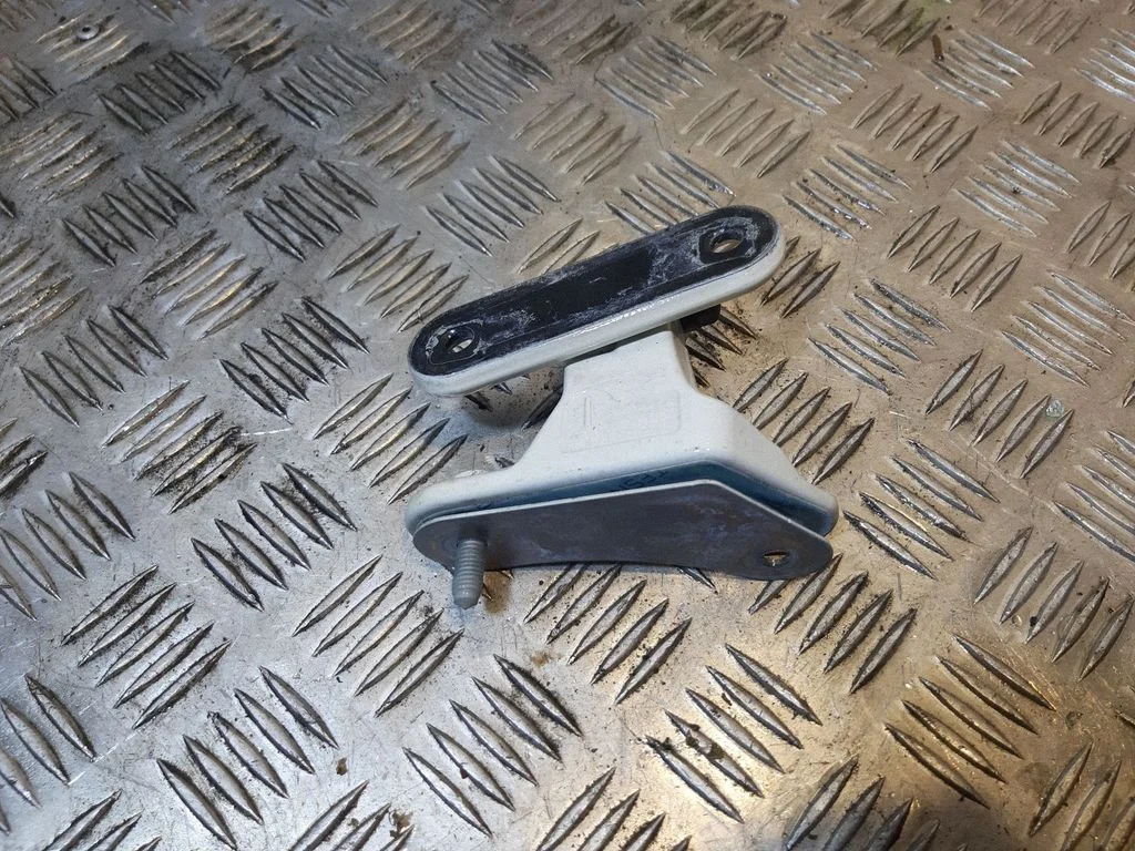 Front door lower hinge A046572
