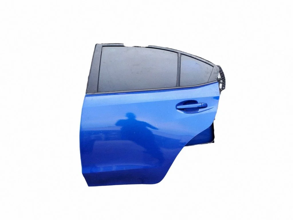 Aizmugurējās durvis – kreisā