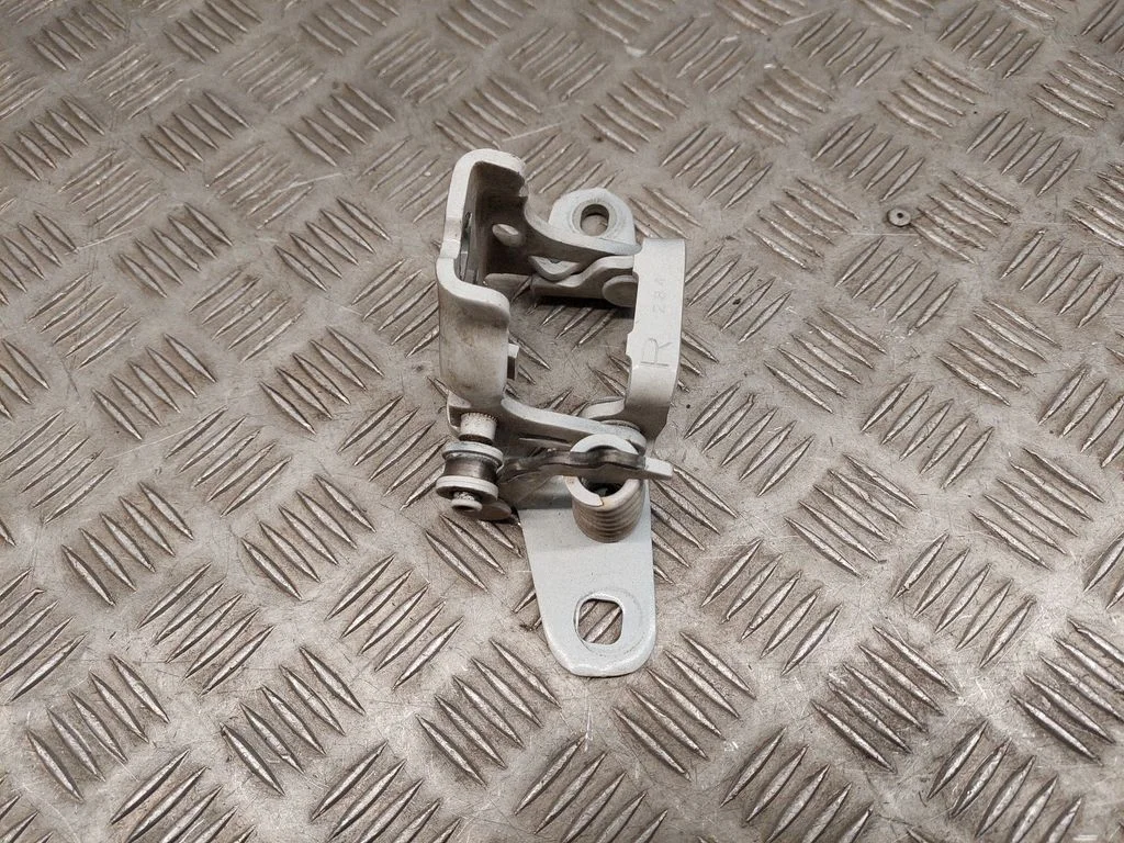 Aizmugurējā apakšējā eņģe – aizmugurējā labā