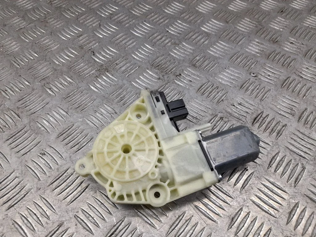 Priekšējā loga pacēlāja motoriņš 0536011002