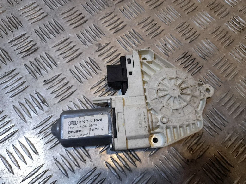 Priekšējā loga pacēlāja motoriņš 8T0959802A