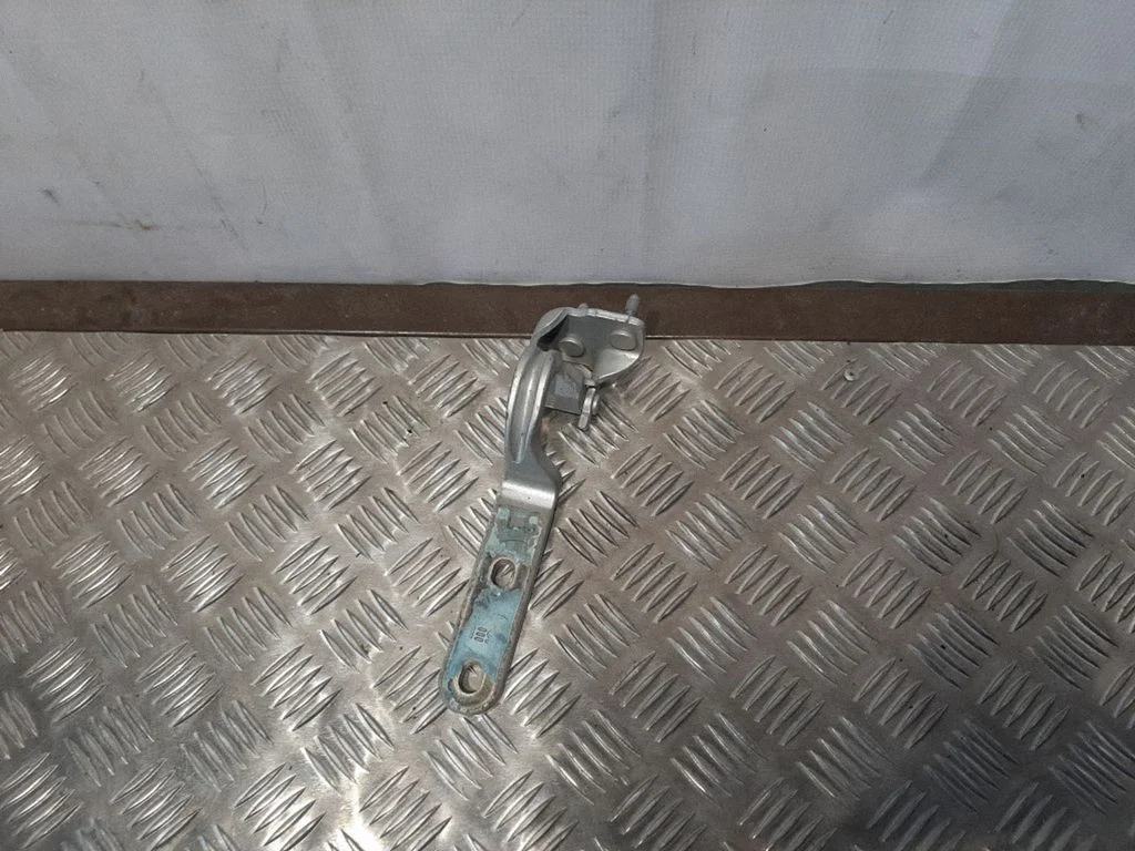 Bagāžnieka augšējā eņģe
