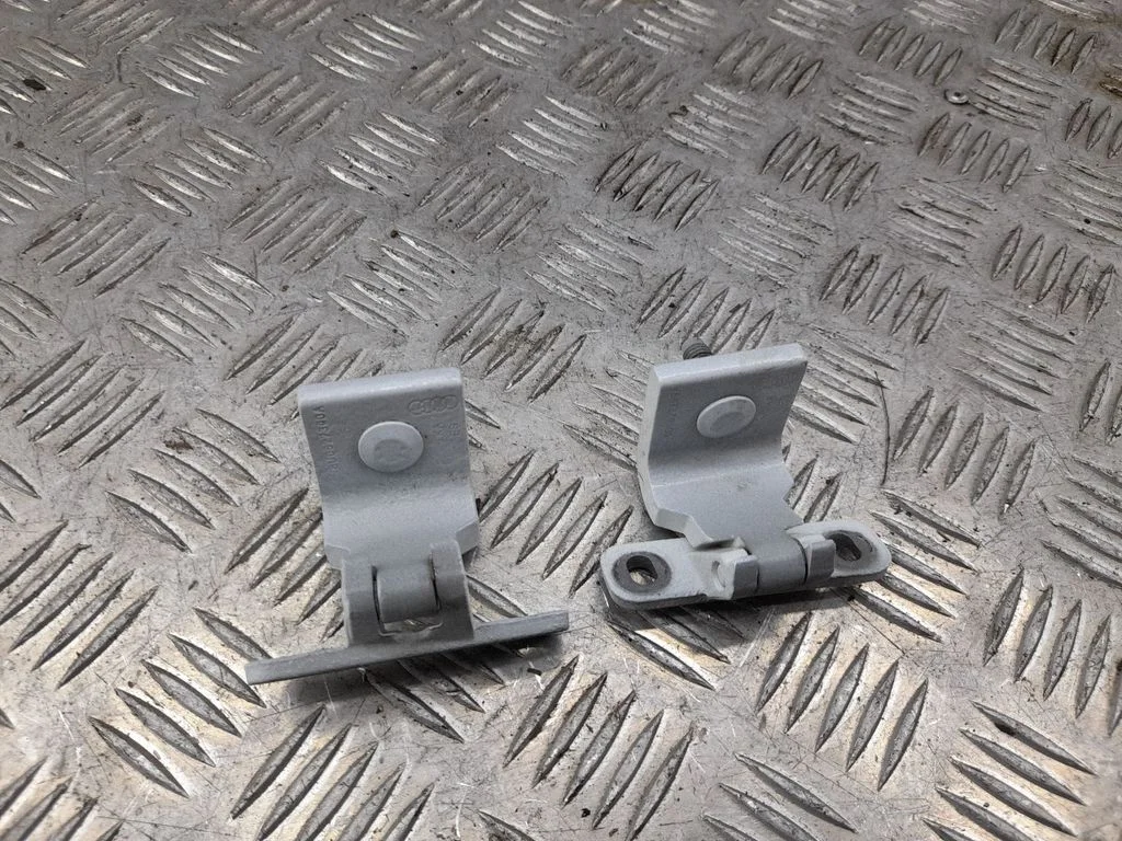 Loading door hinge set 8U0827300A