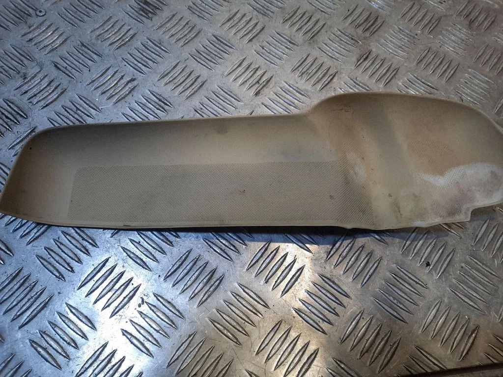 Aizmugurējā nodalījuma/plauktiņa paliktnis 4G0868133