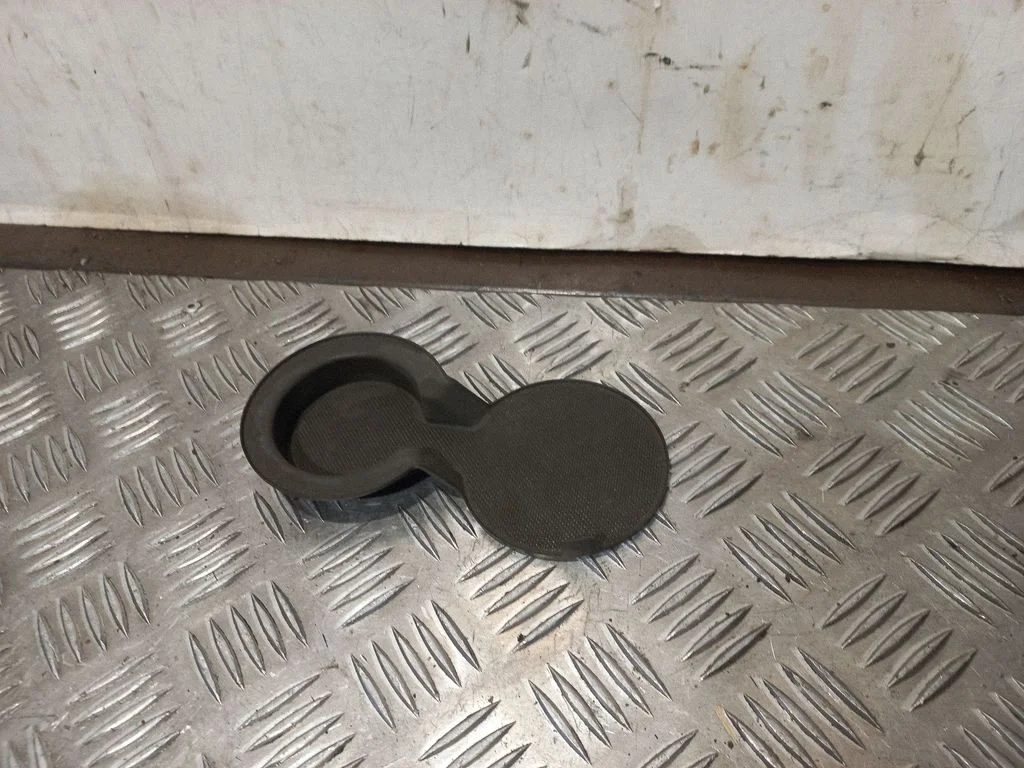 Krūžu turētāja gumijas paliktnis 8R0862533