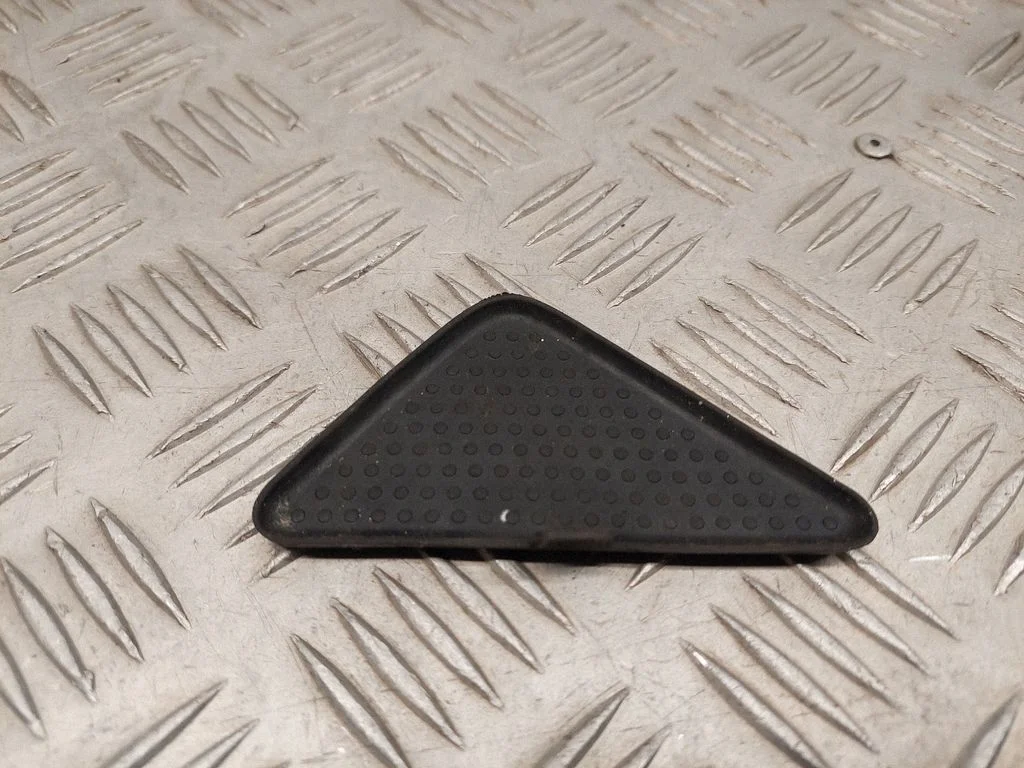 Konsoles nodalījuma/plauktiņa paliktnis 3C0863328