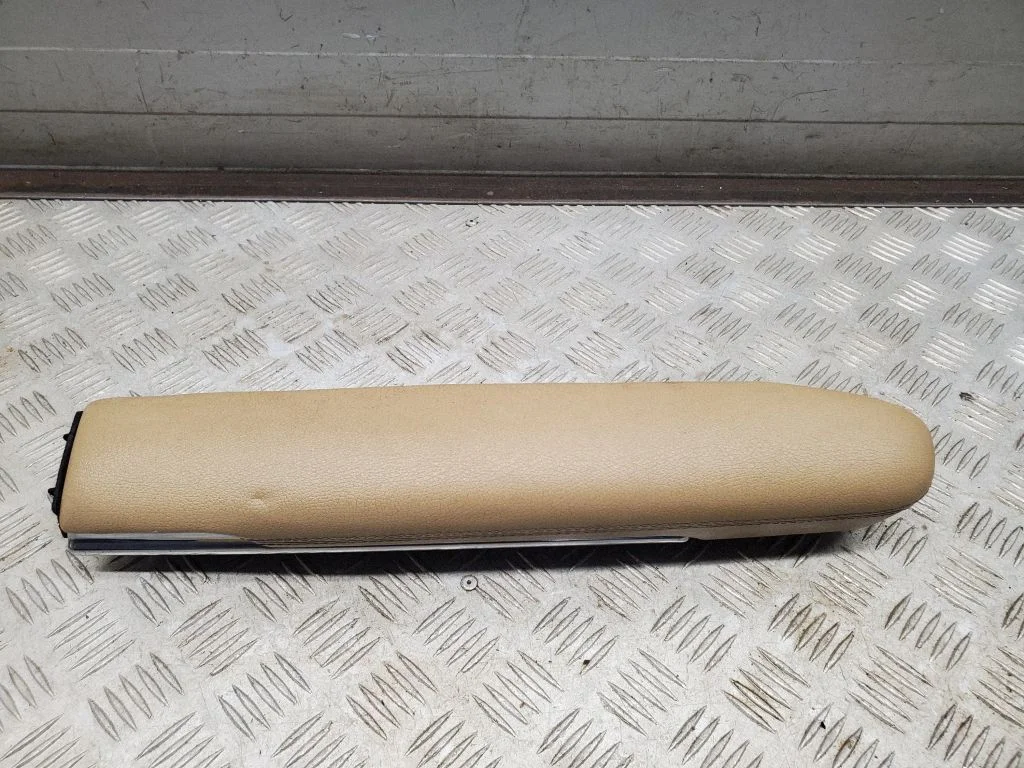 Schowek drzwi przednich A2217270666