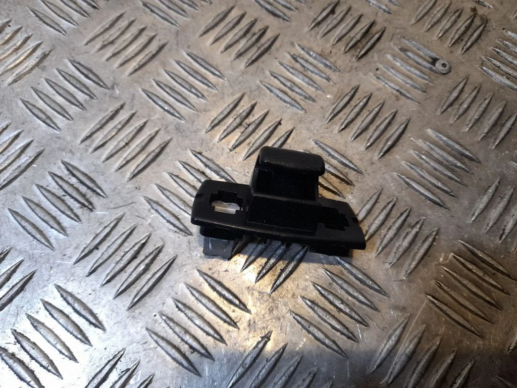 Sun visor clip/hook/bracket A24681000129051