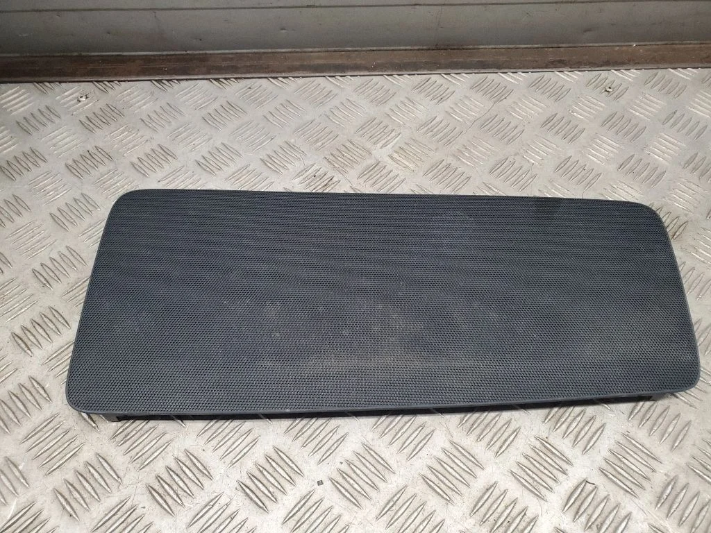 Kratka półki tylnej 8W5035406B