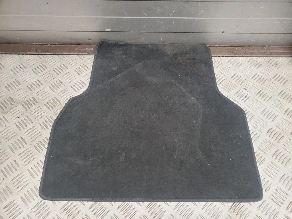 Aizmugurējais paklājiņš 8U0863723A
