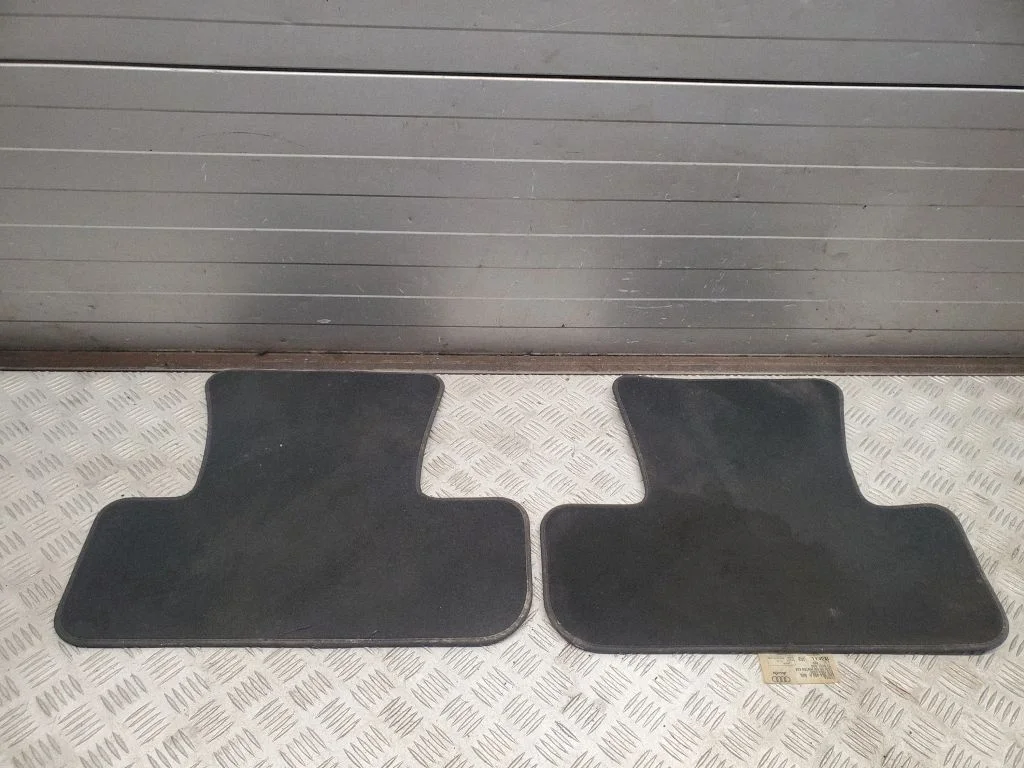 Aizmugurējais paklājiņš 8R0864450A