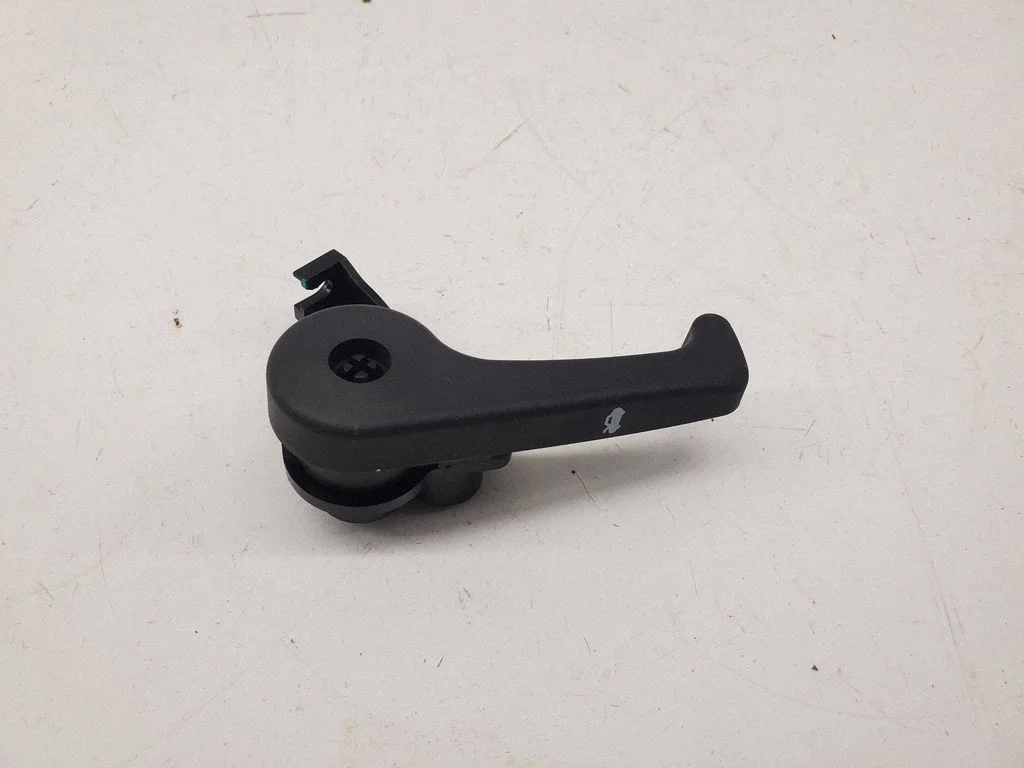 Engine bonnet (hood) release handle 811812B000