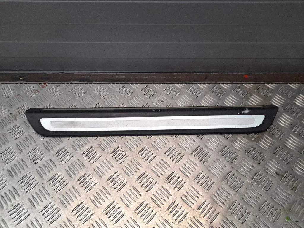 Priekšējā sliekšņa apdare (ārējā) 8R0853374