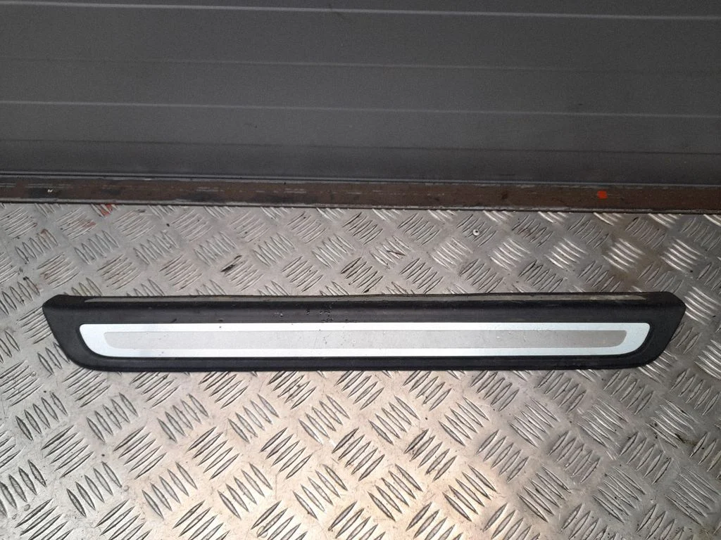Priekšējā sliekšņa apdare (ārējā) 8R0853373