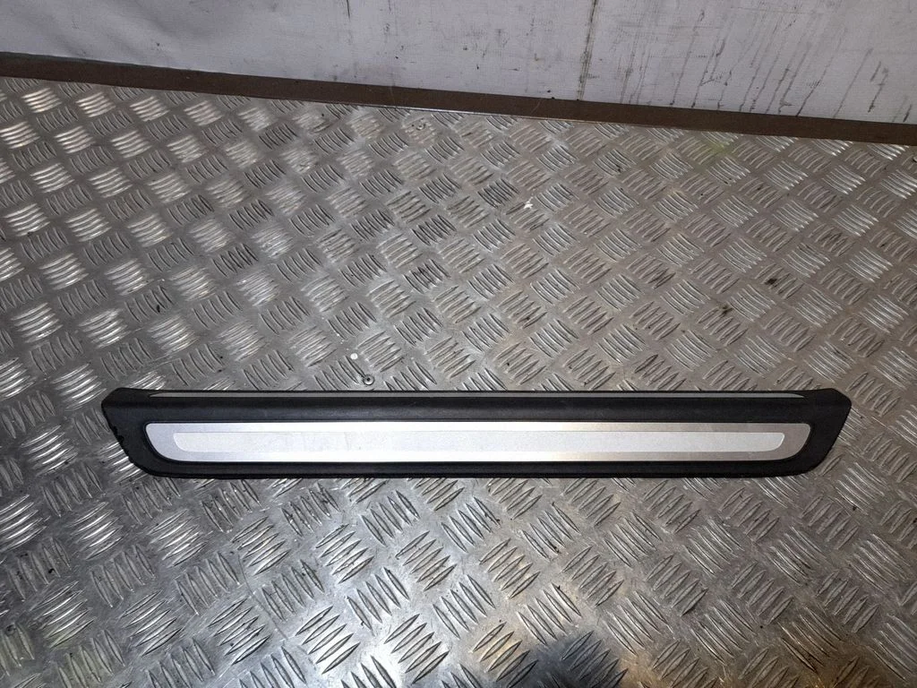 Priekšējā sliekšņa apdare (ārējā) 8R0853374