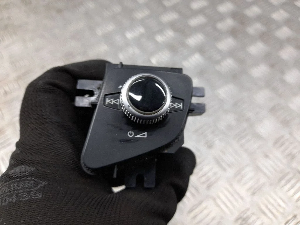 Regulator głośności 4M1919616B