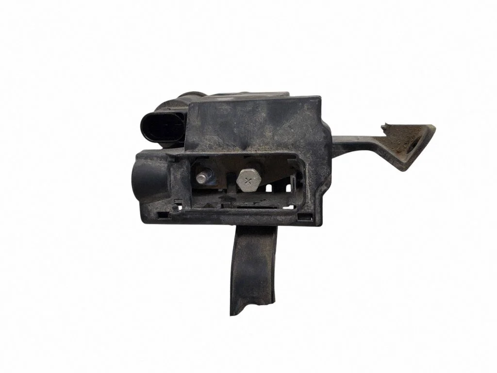 Przewód plusowy (akumulatora) 8W0941823E