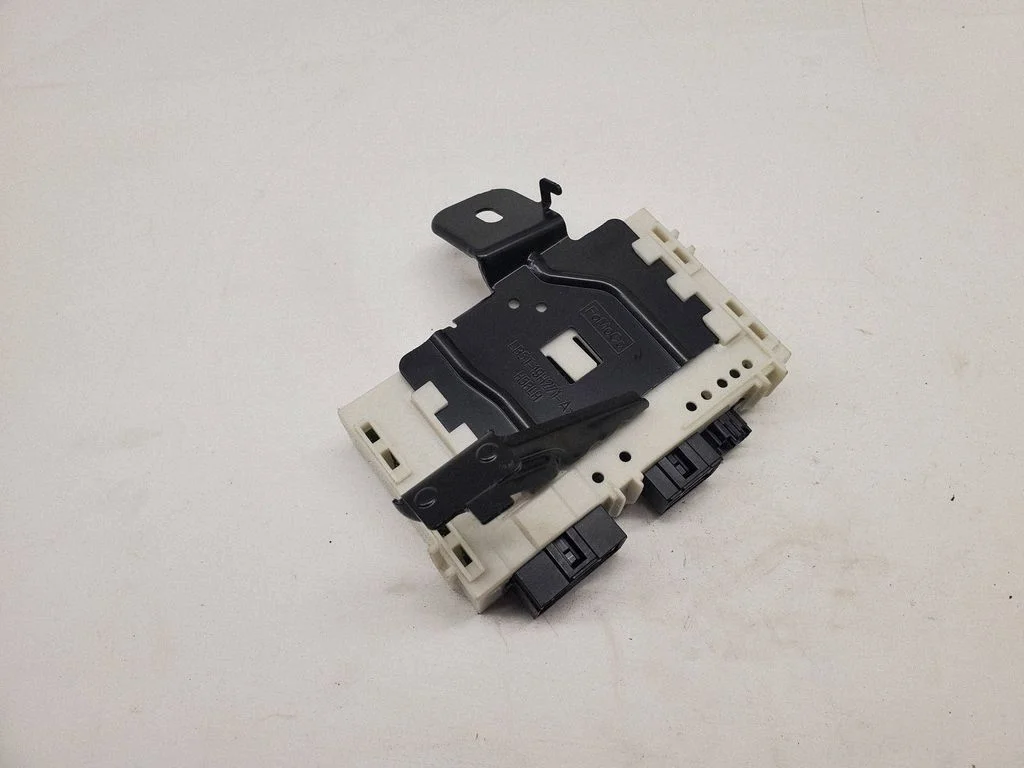 Bremžu sistēmas vadības bloks LB5T19H378